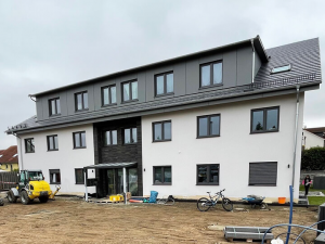 De boeiboorden en de dakkapel van het nieuwgebouwde huis zijn bekleed met HPL-platen van 8 mm dikte. De kleur (antraciet, RAL 7016 bij benadering) sluit perfect aan op de kleur van de kozijnen. De platen die we leverden bij dit project hadden een afmeting van 1300×2800 mm per stuk.