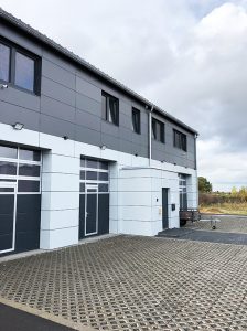 HPL gevelbekleding in Düren, Duitsland HPL gevelbekleding is duurzaam, onderhoudsarm en ziet er strak uit. Dat wist ook onze Duitse klant, die 2ekeus HPL-platen toepaste voor de bekleding van zijn volledige gevel. Met een fraai resultaat, voor een aantrekkelijke prijs.