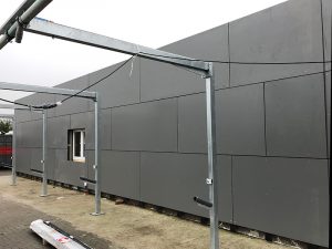 Dat gevelbekleding van HPL erg praktisch is, heeft ook een Duitse wasstraatondernemer ervaren. Hij gebruikte 2ekeus HPL platen voor de bekleding van zijn wasgelegenheid. Toegepast bij dit project: HPL middengrijs 8mm