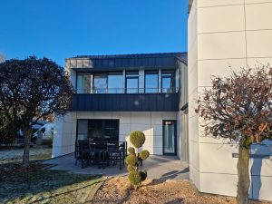 Bij een woonproject vlak over de grens in Duitsland zijn lichtgrijze en witte 8mm HPL platen toegepast als gevelbekleding.