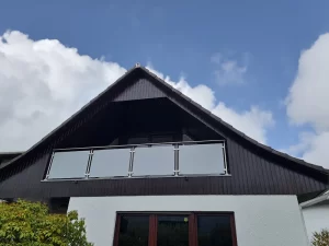 In het Duitse Lage maakte een 2ekeus-klant mooie balustrades van HPL platen. Hij gebruikte 8mm dikke platen in de kleur wit.