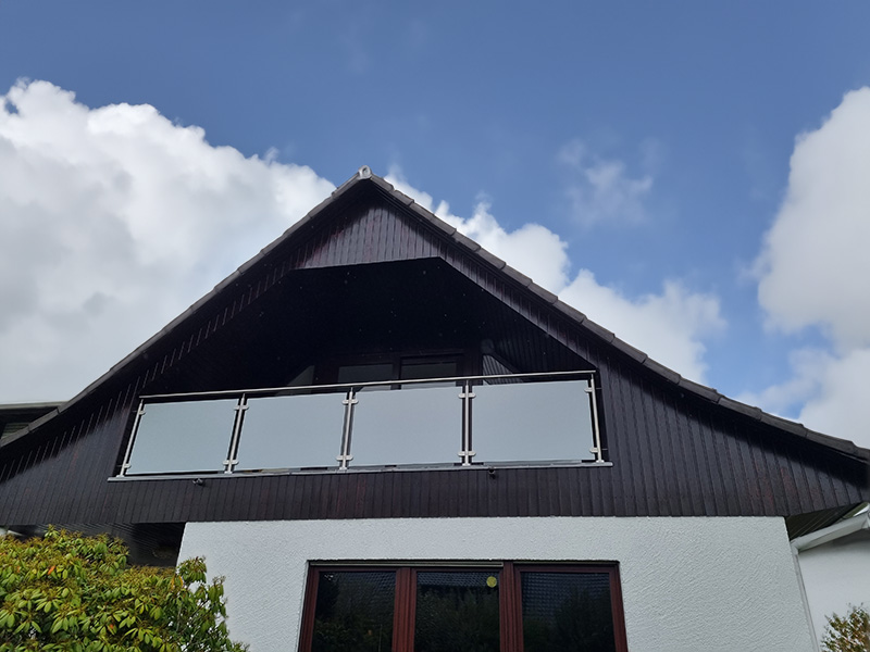 In het Duitse Lage maakte een 2ekeus-klant mooie balustrades van HPL platen. Hij gebruikte 8mm dikke platen in de kleur wit.