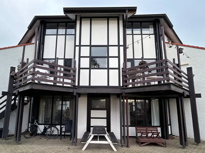 vakantiewoning met witte hpl platen vooraanzicht